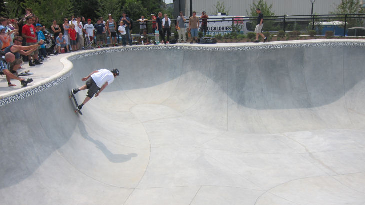 Tony Hawk starts off his demo in the big bowl......he is about 6 ft 4 and look how the bowl makes him look small!